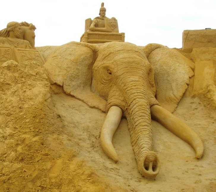 26 Marvelous Sculptures That Make Sand Come Alive
