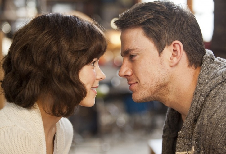 6 Gestures That Show a Man Is in Love With You and 6 Signs That Show He’s Using You