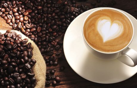 שותים קפה כל בבוקר על קיבה ריקה? אתם חייבים לקרוא את זה