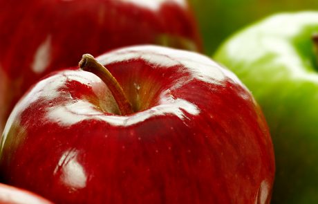 המורה ביקשה מהתלמידים שלה לצעוק על תפוח. אבל כשהם גילו למה, הם פרצו בבכי.
